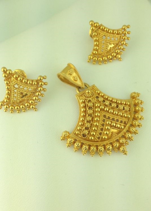 1. Unique Design Gold Pendant